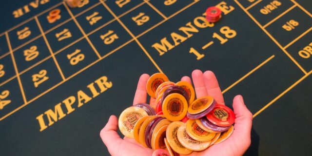 ČNB: Pozor na aktivity firem AGAM a Questra World