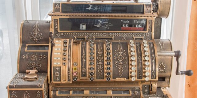 První bankomat ve střední a východní Evropě byl před 25 lety instalován v ČR