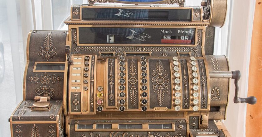 První bankomat ve střední a východní Evropě byl před 25 lety instalován v ČR