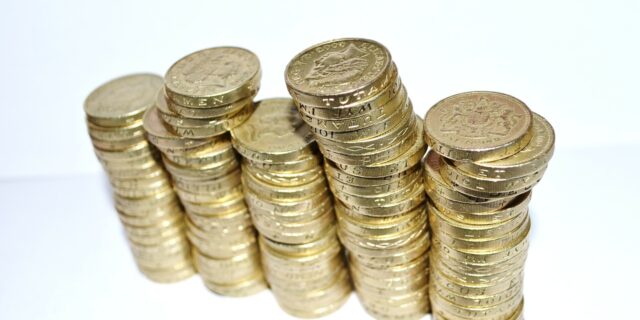 Přebytek rozpočtu půjde na umoření dluhu, opravy škol a nemocnic