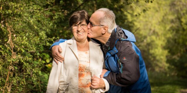 Průměrný dluh Čechů klesl, častěji dluží starší muži