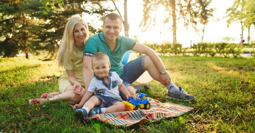 Většina Čechů žije spokojeně, každý druhý bez problémů spoří