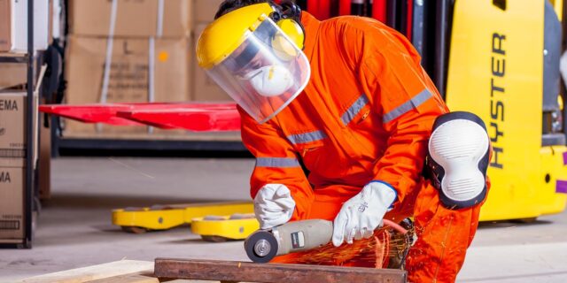 Češi budou pracovat na stát nejméně za posledních sedmnáct let