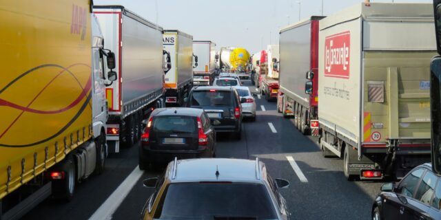 Na opravu dálnic by měly víc přispívat kamiony