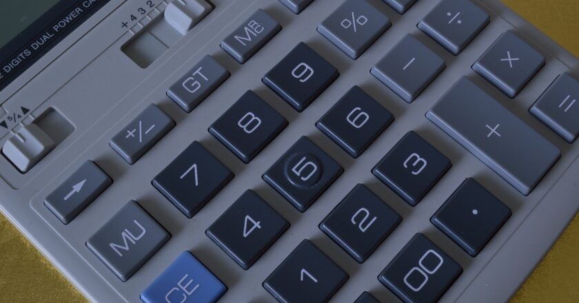 Vláda schválila návrh rozpočtu se schodkem padesát miliard