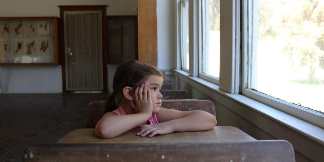 Čechům stačí dvě děti, až víc než polovina se bojí, že je nezajistí