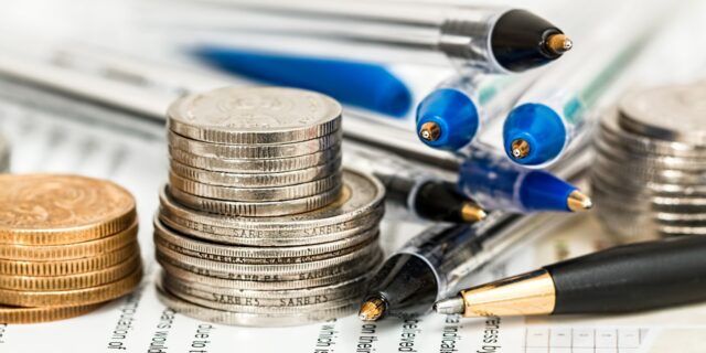 Mzdy rostou nejvíce v pojišťovnictví a ve službách