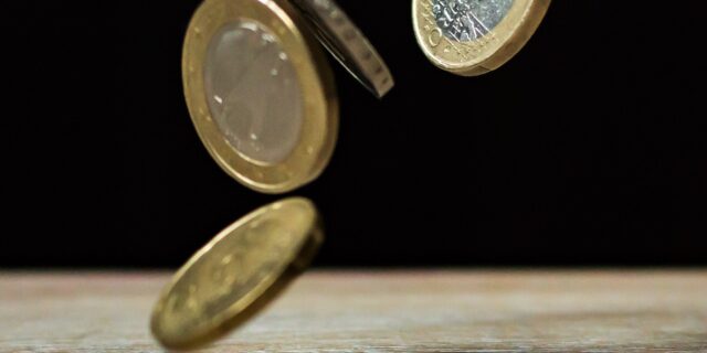 Podle Rusnoka by ČR přijetí eura zvládla, vidí však i problémy