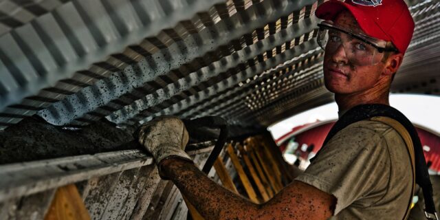 Rostou počty volných míst, firmy nabízené mzdy nezvyšují