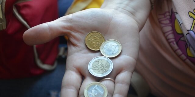 Počet padělků bankovek a mincí v pololetí meziročně klesl