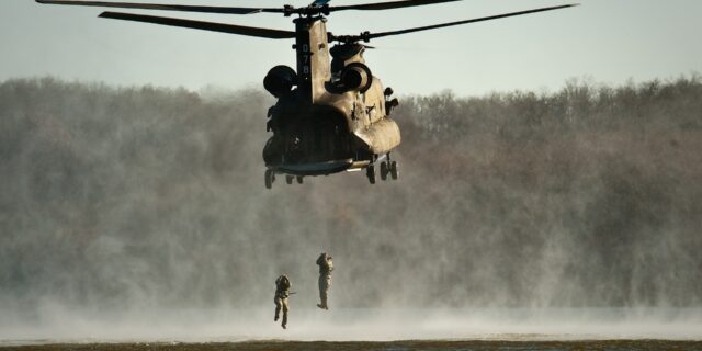 Platy rostly loni nejrychleji vojákům a policistům