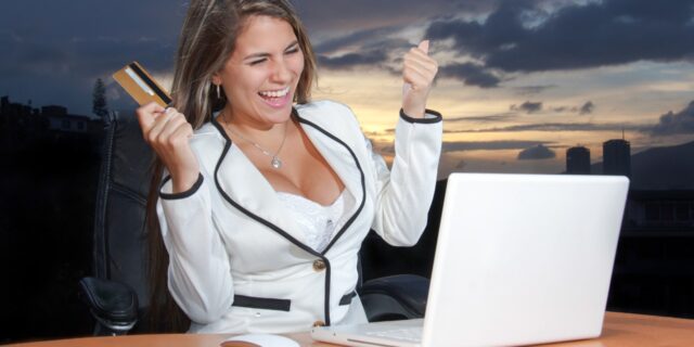 Češi jsou proti zrušení hotovosti, platební karty ale využívají hojně