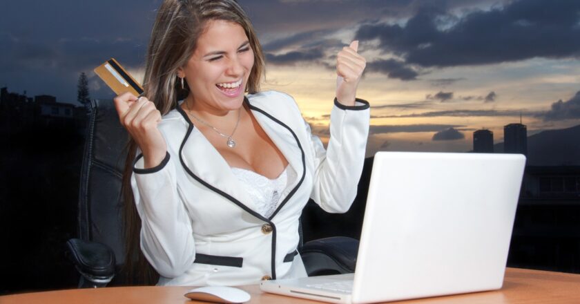 Češi jsou proti zrušení hotovosti, platební karty ale využívají hojně