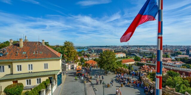 Životní pojištění klesá mírnějším tempem, neživotní roste