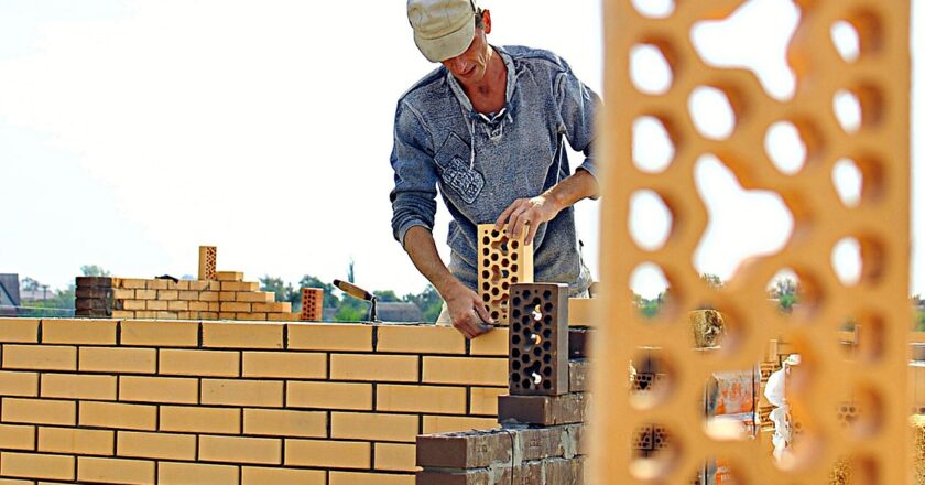 Volební programy recept na dostupné bydlení nemají