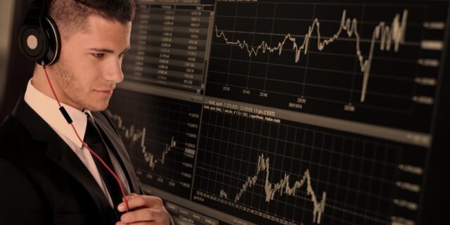 Posílená koruna a dluhopisy stále lákají zahraniční investory