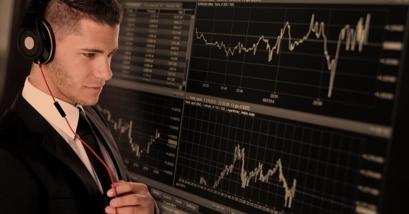 Posílená koruna a dluhopisy stále lákají zahraniční investory