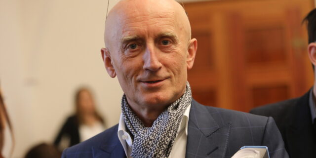 Začínal jsem v obchůdku s potravinami, kde jsem sám seděl za kasou