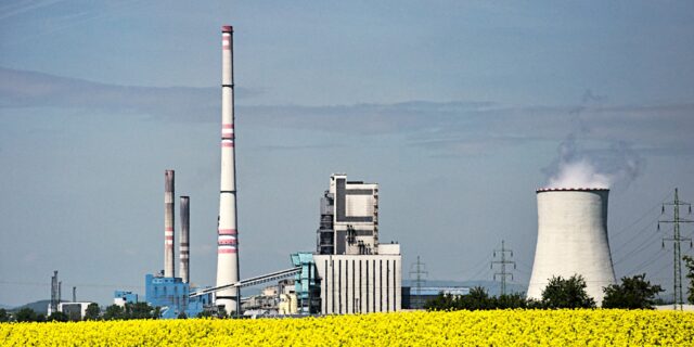 Růst průmyslu v září zpomalil, dařilo se autům a energetice