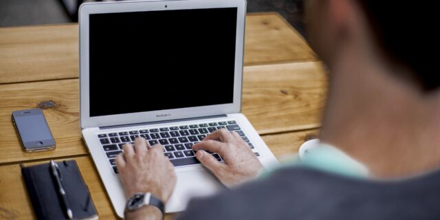 Poradna: Jak v práci správně psát a používat firemní e-maily