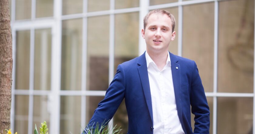 Na střední řídil globální firmu zpod lavice během vyučování