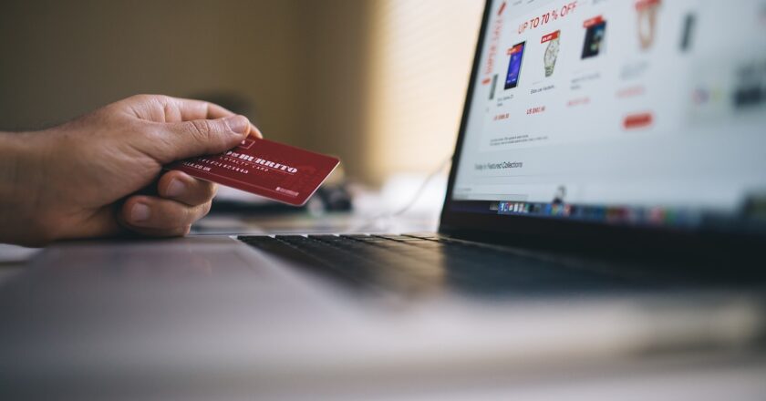 Třetina bank umožní klientům zrychlit platby na několik vteřin