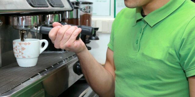 Mzdy průměrně rostly o sedm procent, nejvíce v pohostinství