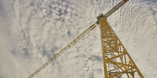 Absurdita. Systémová podjatost paralyzuje stavebnictví