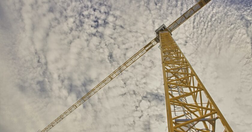 Absurdita. Systémová podjatost paralyzuje stavebnictví