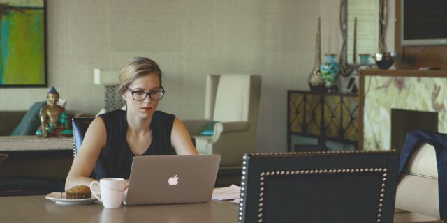 Termín pro elektronické podaní daňového přiznání je v pátek. Jaké sankce jinak hrozí?