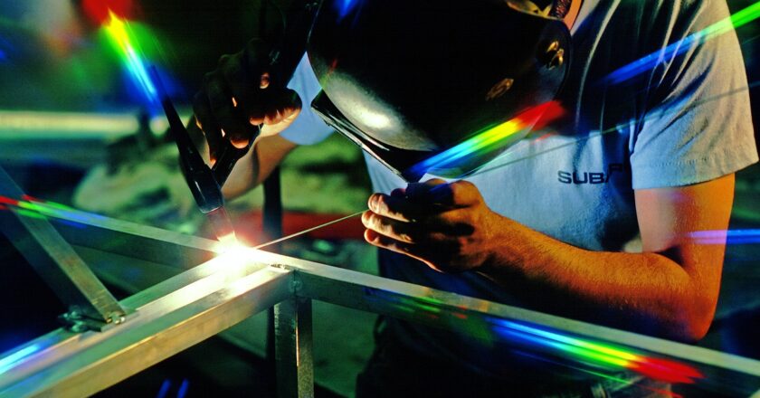 Průmysl díky výrobě automobilů loni rostl šestiprocentně