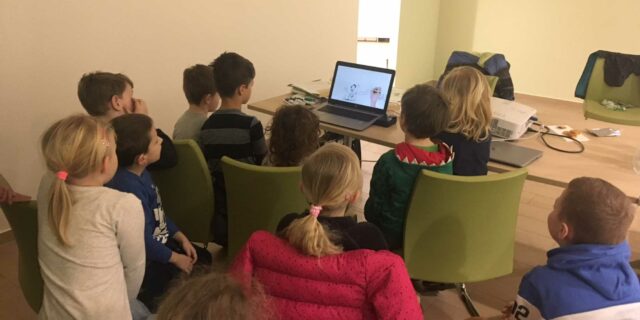 Malí školáci z první třídy si ve Sberbank CZ hráli na bankéře