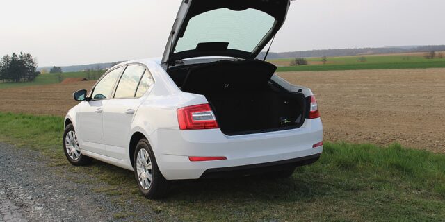 Ojetých aut na trhu ubývá a rizika pro kupující se výrazně zvyšují. Auta s kompletním prověřením proto budou stále žádanější.