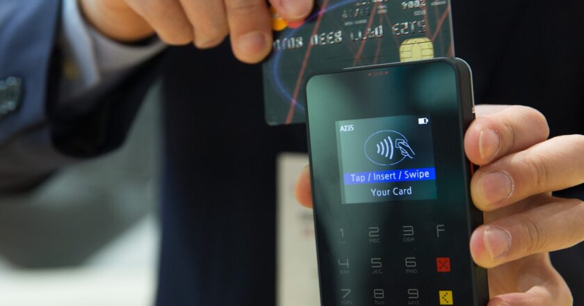 Průzkum ČBA: Češi se nebrání inovacím, pětina už platí mobilem. Hotovosti se přesto vzdát nechtějí