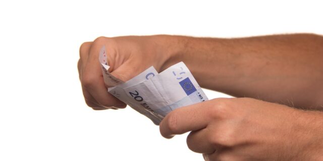 CETA: Co stálo za prudkým oslabením české koruny?