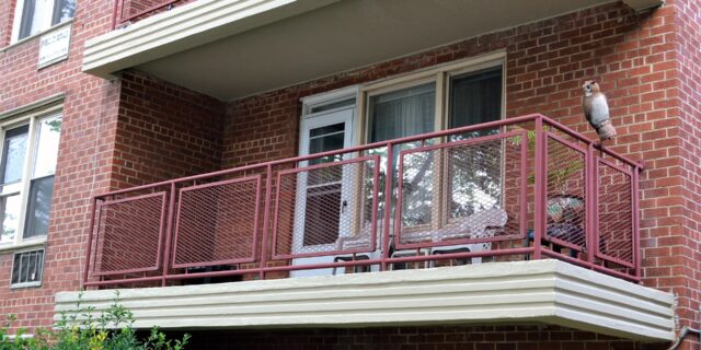 Byty jsou drahé, tak je ještě zdražíme, říká vlastně finančák