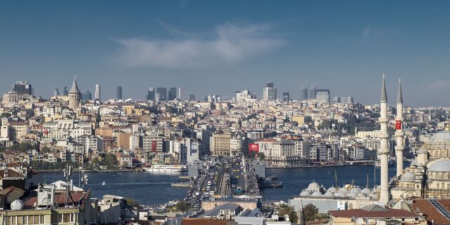 Dovolené u moře zdražily, pevnější koruna jen zbrzdila růst