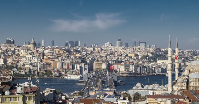 Dovolené u moře zdražily, pevnější koruna jen zbrzdila růst