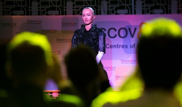 Konferenci o inovacích zahájila robotka Sophia (uvnitř video)