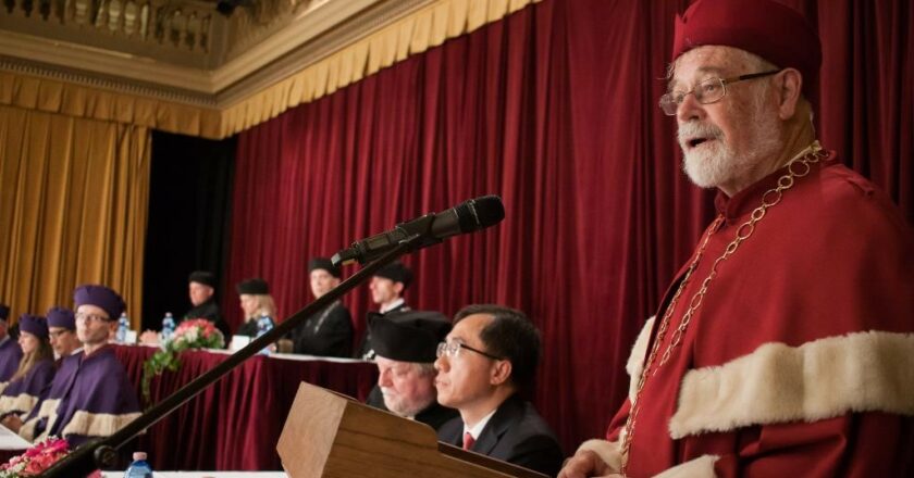 Polovina zahraničních absolventů pokračuje v kariéře v Česku