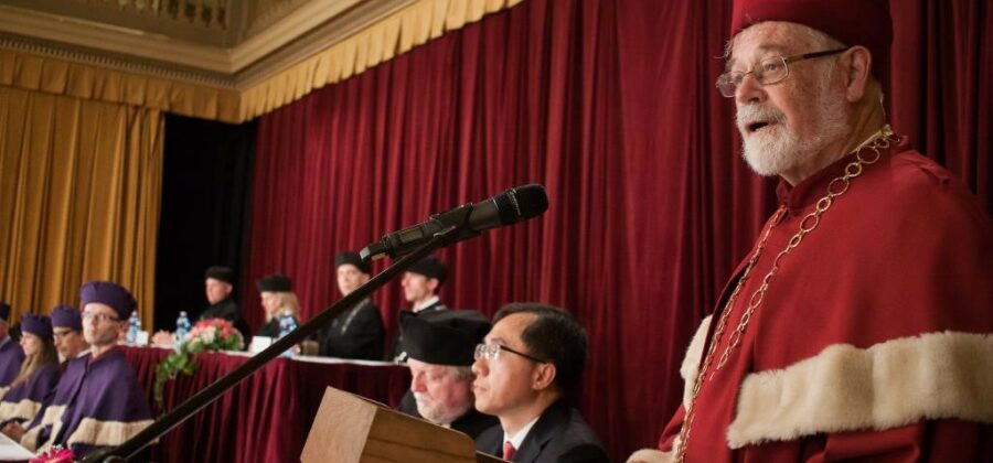 Polovina zahraničních absolventů pokračuje v kariéře v Česku