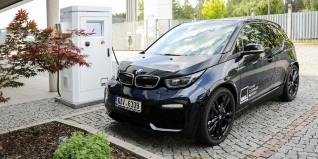 Češi vyvinuli unikátní rychlonabíječky pro elektromobily