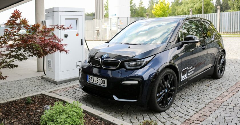 Češi vyvinuli unikátní rychlonabíječky pro elektromobily
