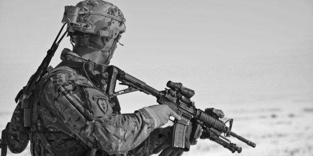 Obrana má dostat o miliardu méně, než se původně plánovalo