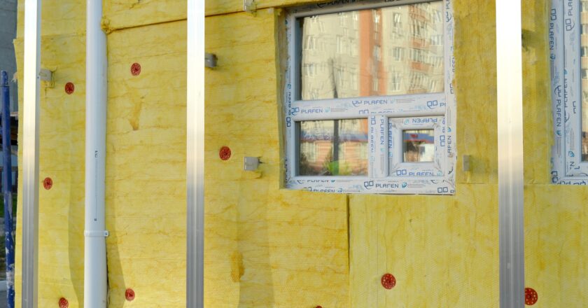 Schmarcz: Po likvidaci automobilek se Brusel zaměřuje na majitele starších domů. I ty budou muset být bezemisní, což bude stát balík