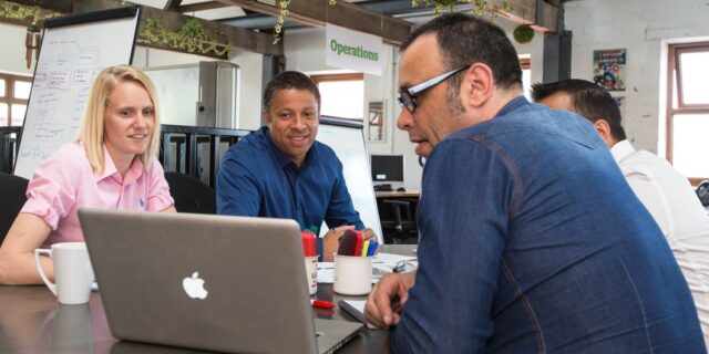 Proč mají absolventi v IT přemrštěné očekávání, a je přemrštěné?