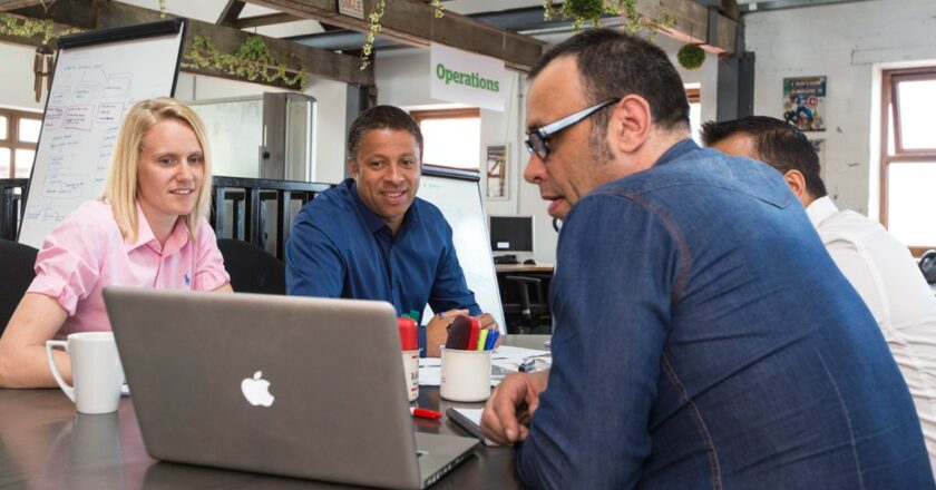 Proč mají absolventi v IT přemrštěné očekávání, a je přemrštěné?