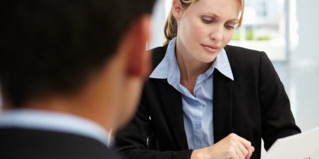 Většina lidí by v pracovních inzerátech uvítala výši mzdy