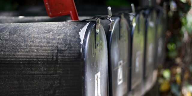 Schmarcz: Nekonečný příběh České pošty očima nezaujatého občana