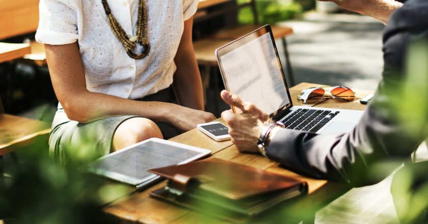 Zaměstnanci se budou mít v příštím roce líp, firmy trápí nedostatek lidí